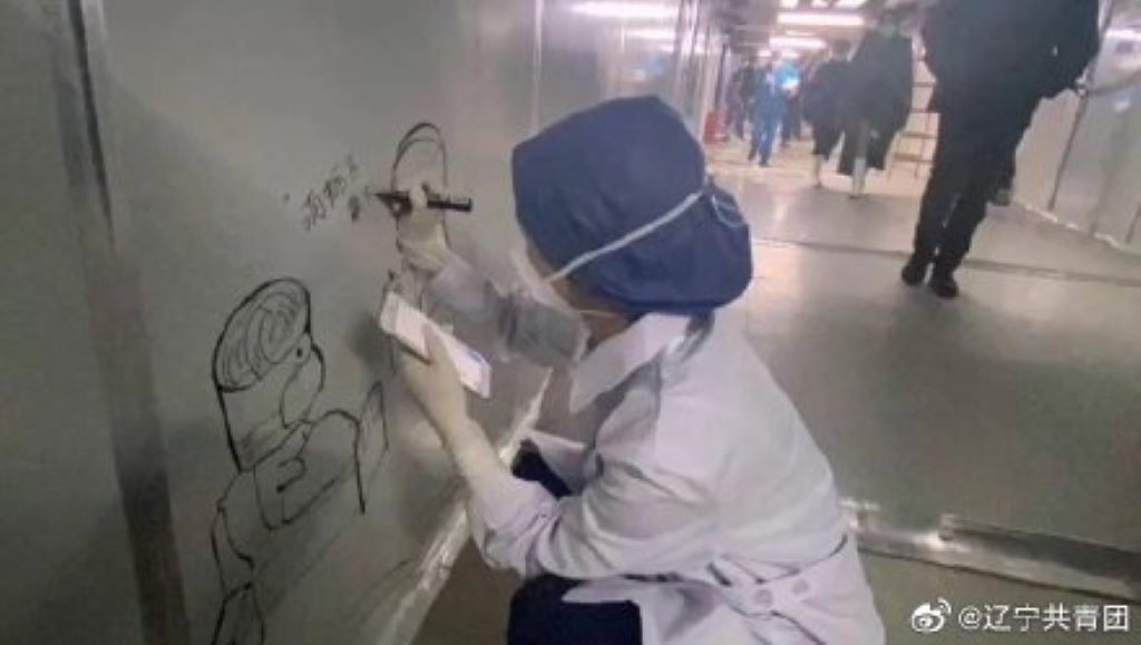 醫護人員利用閒暇時間,在牆壁上作畫。 圖:翻攝自微博為了鼓勵病患,醫護人員認真在牆壁上一筆一畫創作著。 圖:翻攝自微博為了鼓勵病患,醫護人員認真在牆壁上一筆一畫創作著。 圖:翻攝自微博 醫護人員利用閒暇時間,在牆壁上作畫。 圖:翻攝自微博為了鼓勵病患,醫護人員認真在牆壁上一筆一畫創作著。 圖:翻攝自微博為了鼓勵病患,醫護人員認真在牆壁上一筆一畫創作著。 圖:翻攝自微博