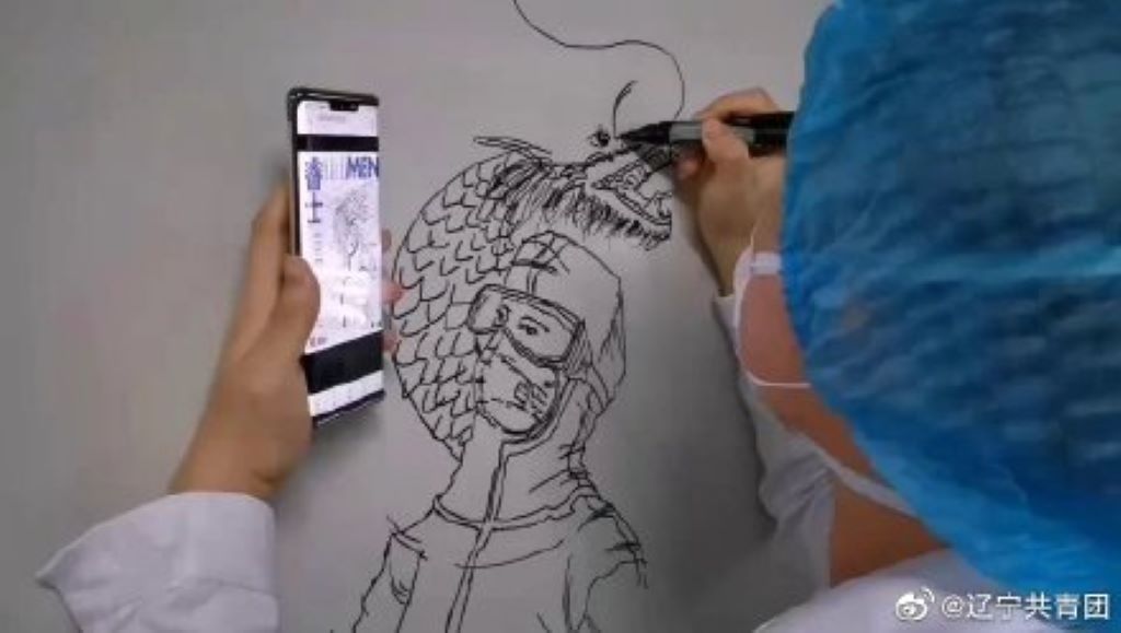 為了鼓勵病患,醫護人員認真在牆壁上一筆一畫創作著。 圖:翻攝自微博 為了鼓勵病患,醫護人員認真在牆壁上一筆一畫創作著。 圖:翻攝自微博
