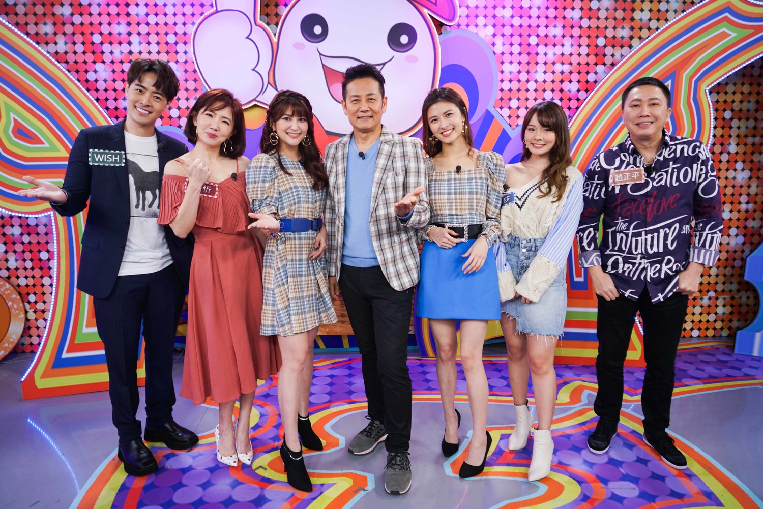 《金牌財神爺》本集大合照。左起:Wish、謝忻、樓心潼、徐乃麟、妞妞、林莎、趙正平。 圖:狼谷競技台/提供 《金牌財神爺》本集大合照。左起:Wish、謝忻、樓心潼、徐乃麟、妞妞、林莎、趙正平。 圖:狼谷競技台/提供