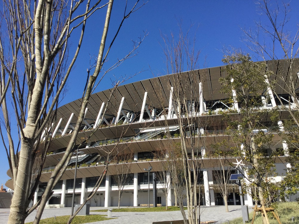 日本最有人氣的體育評論家小林信也建議不要堅持明年辦，把新國立競技場拿來當方艙醫院就不會浪費至今對東奧的投資了。 圖：劉黎兒／攝