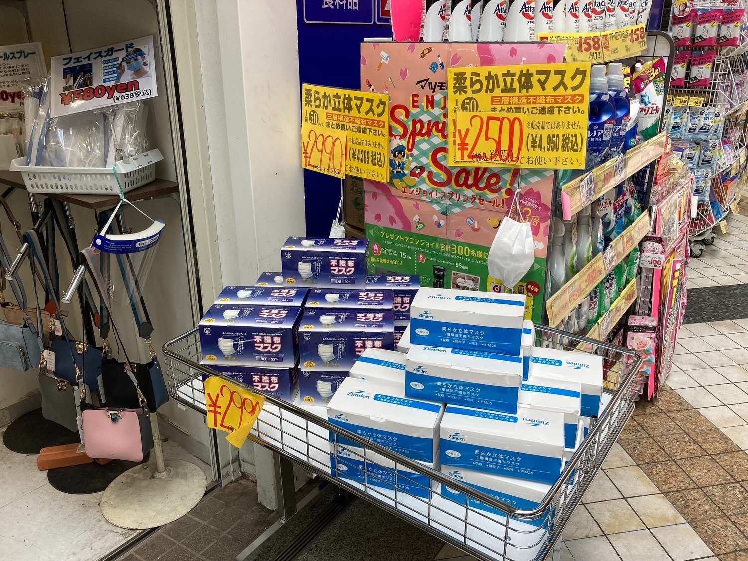 原本大缺貨的藥妝店也開始大賣中國口罩。 圖:劉黎兒/攝 原本大缺貨的藥妝店也開始大賣中國口罩。 圖:劉黎兒/攝
