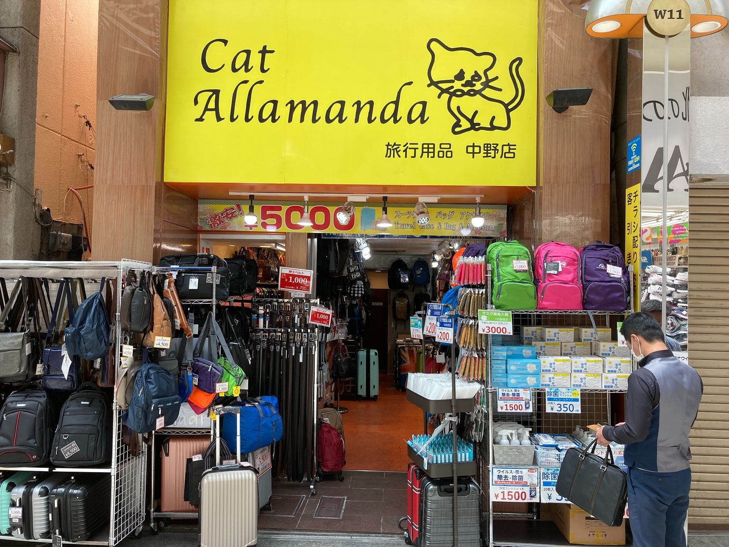 連旅行用品店也在賣中國口罩。 圖:劉黎兒/攝 連旅行用品店也在賣中國口罩。 圖:劉黎兒/攝