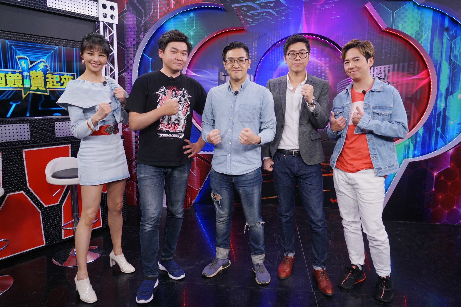 本集《電競讚起來》合照。左起：安娜李、小黎、小向、魯比、SoBaD。 圖：狼谷競技台提供