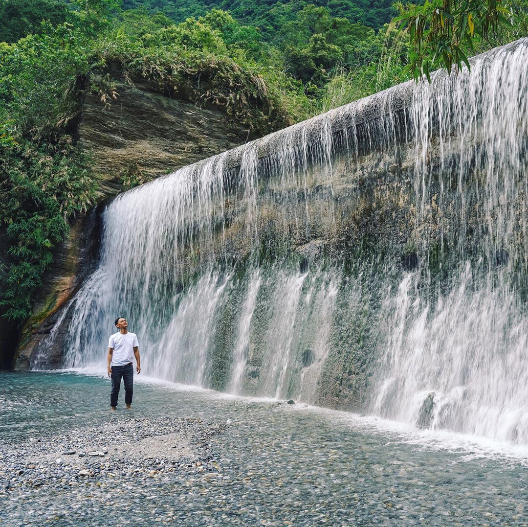 要抵達翡翠谷水簾瀑布,需要先穿過漆黑隧道才能見光明。 圖:IG@edison810911/攝影授權 要抵達翡翠谷水簾瀑布,需要先穿過漆黑隧道才能見光明。 圖:IG@edison810911/攝影授權