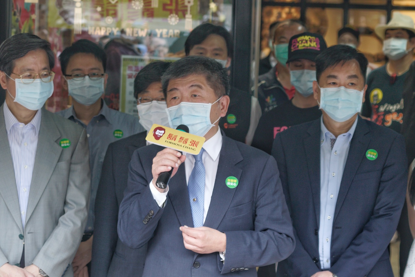 衛福部長陳時中和流行疫情指揮中心的張上淳、周志浩等人走訪寧夏街夜市商家示範防疫新生活。 圖:張良一/攝 衛福部長陳時中和流行疫情指揮中心的張上淳、周志浩等人走訪寧夏街夜市商家示範防疫新生活。 圖:張良一/攝