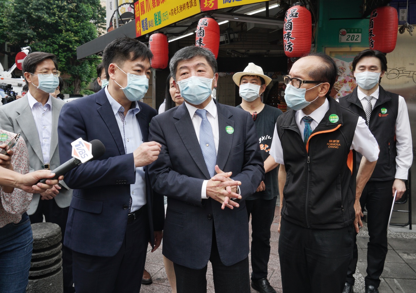 衛福部長陳時中和流行疫情指揮中心的張上淳、周志浩等人走訪寧夏街夜市商家示範防疫新生活。 圖:張良一/攝 衛福部長陳時中和流行疫情指揮中心的張上淳、周志浩等人走訪寧夏街夜市商家示範防疫新生活。 圖:張良一/攝