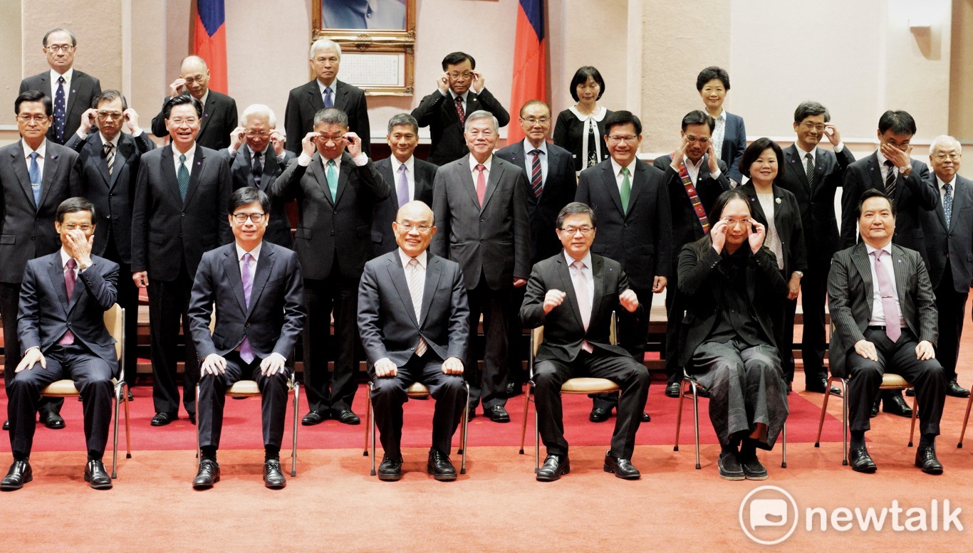 行政院長蘇貞昌舉行臨時院會後,和新內閣成員合影,應攝影師要求,調整眼鏡,因而留下有趣的畫面。但內閣新團隊僅有勞動部長許銘春、促轉會主委楊翠和公平會主委黃美瑛等3位女性閣員,而遭到外界批評。 圖:張良一/攝 行政院長蘇貞昌舉行臨時院會後,和新內閣成員合影,應攝影師要求,調整眼鏡,因而留下有趣的畫面。但內閣新團隊僅有勞動部長許銘春、促轉會主委楊翠和公平會主委黃美瑛等3位女性閣員,而遭到外界批評。 圖:張良一/攝