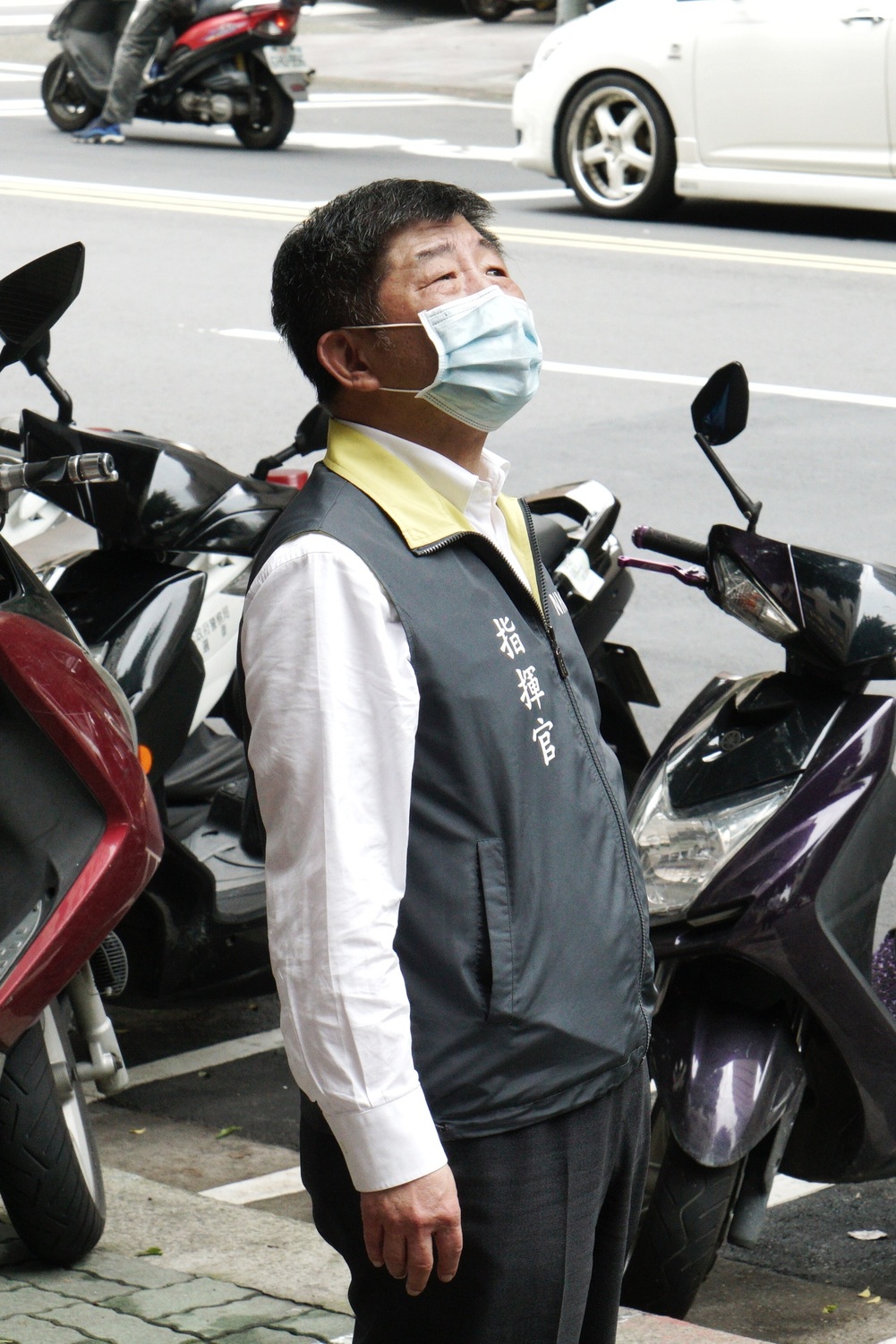 衛福部長陳時中在疾管署大門等待副總統賴清德時,抬頭看了一眼。 圖:張良一/攝 衛福部長陳時中在疾管署大門等待副總統賴清德時,抬頭看了一眼。 圖:張良一/攝