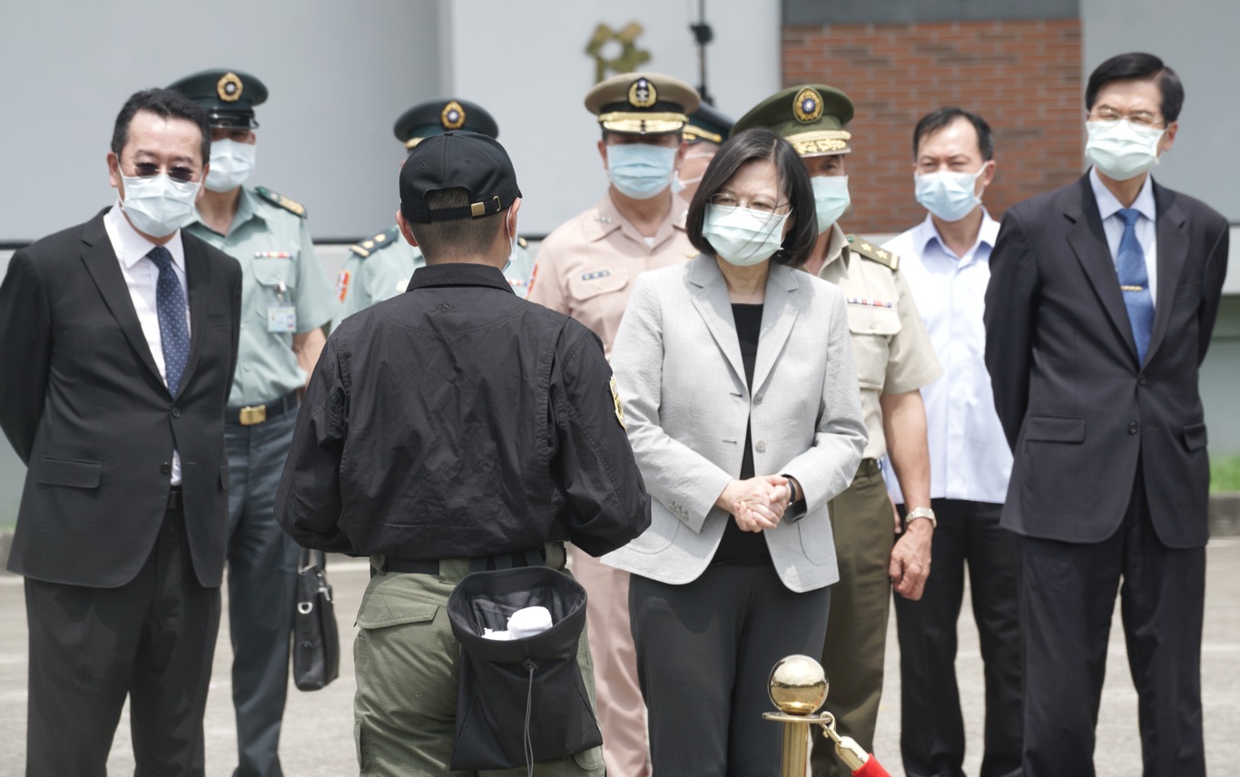 總統蔡英文在國安會秘書長顧立雄、國防部長嚴德發的陪同下視導憲兵指揮部。 圖:張良一/攝 總統蔡英文在國安會秘書長顧立雄、國防部長嚴德發的陪同下視導憲兵指揮部。 圖:張良一/攝