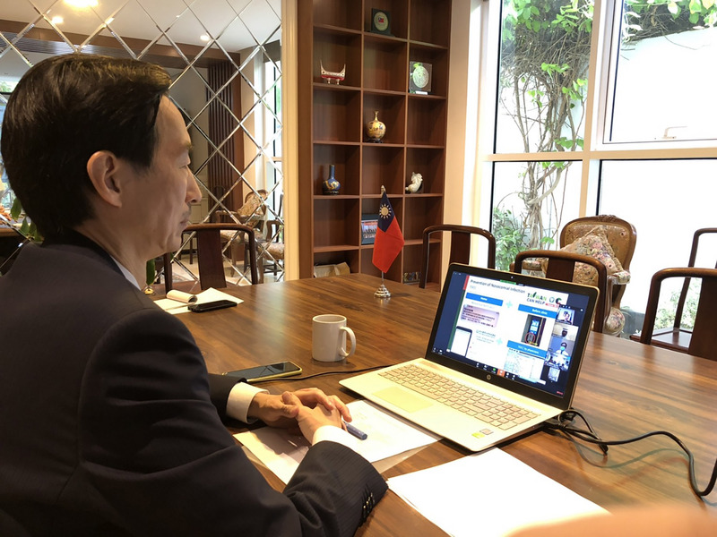 台北醫學大學附設醫院25日與科威特賈比爾.阿瑪德.薩巴赫綜合醫院舉行視訊會議交流武漢肺炎防疫,駐科威特代表牟華瑋(圖)與會。 圖/駐科威特代表處提供(中央社) 台北醫學大學附設醫院25日與科威特賈比爾.阿瑪德.薩巴赫綜合醫院舉行視訊會議交流武漢肺炎防疫,駐科威特代表牟華瑋(圖)與會。 圖/駐科威特代表處提供(中央社)