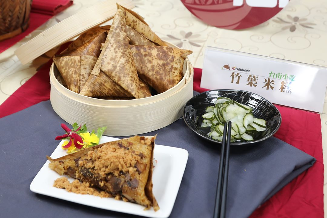「竹葉米糕」以白糯米飯淋上經典肉燥、鋪上魚鬆、花生、小黃瓜等材料,傳統是包裹於竹葉中,更添香味。 圖:取自黃偉哲粉絲專頁 「竹葉米糕」以白糯米飯淋上經典肉燥、鋪上魚鬆、花生、小黃瓜等材料,傳統是包裹於竹葉中,更添香味。 圖:取自黃偉哲粉絲專頁