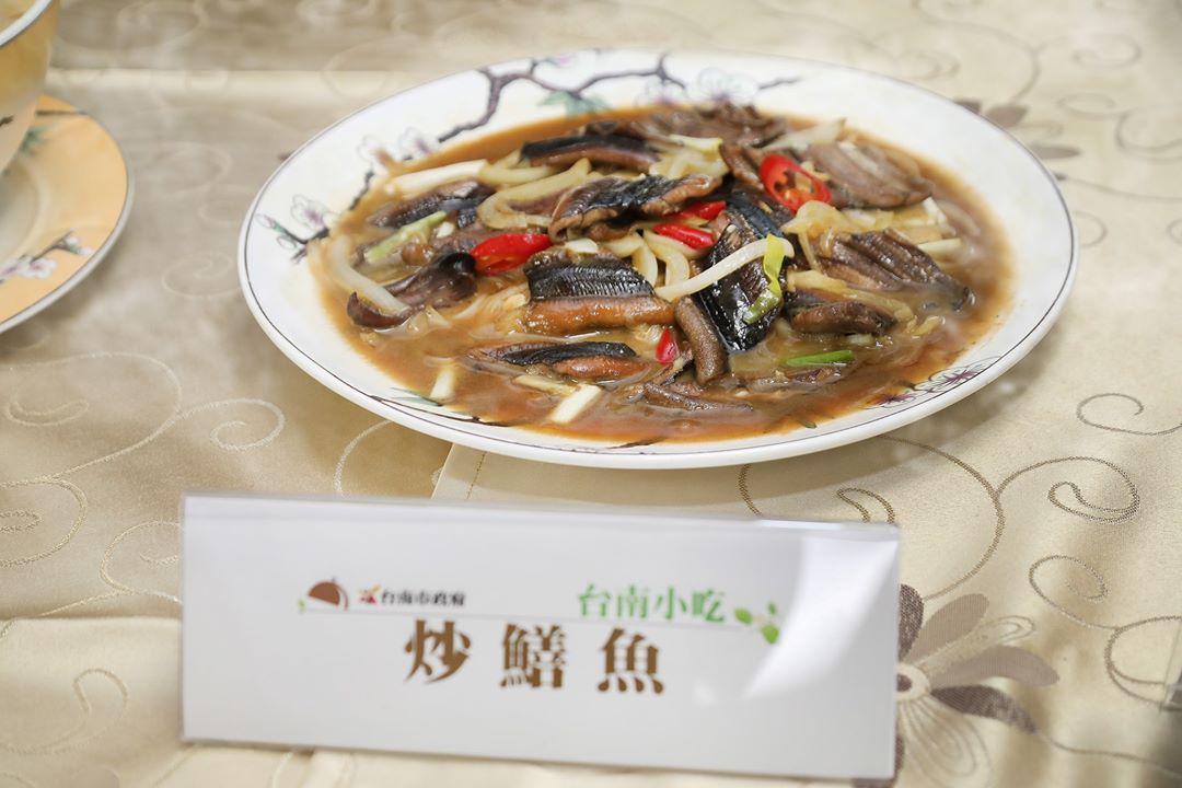 「炒鱔魚」選用新鮮鱔魚,加入蒜頭、洋蔥、辣椒還有特製醬汁,冷油熱鍋,大火快炒,能吃到鮮脆口感。 圖:取自黃偉哲粉絲專頁 「炒鱔魚」選用新鮮鱔魚,加入蒜頭、洋蔥、辣椒還有特製醬汁,冷油熱鍋,大火快炒,能吃到鮮脆口感。 圖:取自黃偉哲粉絲專頁
