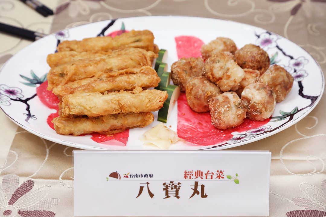 「八寶丸」將豬絞肉混合魚漿、蝦仁、荸薺和蝦米等食材,再用整片豬油網紗包起,再切塊油炸,一口咬下,口感酥脆和口味鮮香,是早期辦桌必備料理之一。 圖:取自黃偉哲粉絲專頁 「八寶丸」將豬絞肉混合魚漿、蝦仁、荸薺和蝦米等食材,再用整片豬油網紗包起,再切塊油炸,一口咬下,口感酥脆和口味鮮香,是早期辦桌必備料理之一。 圖:取自黃偉哲粉絲專頁