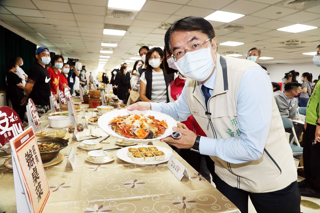 今(28)日台南市政府特地舉辦行前記者會,由黃偉哲市長親自向媒體分享,集合台南各大飯店及餐飲業者所端出的「阿中自助餐」及英雄宴菜色 圖:取自黃偉哲粉絲專頁 今(28)日台南市政府特地舉辦行前記者會,由黃偉哲市長親自向媒體分享,集合台南各大飯店及餐飲業者所端出的「阿中自助餐」及英雄宴菜色 圖:取自黃偉哲粉絲專頁