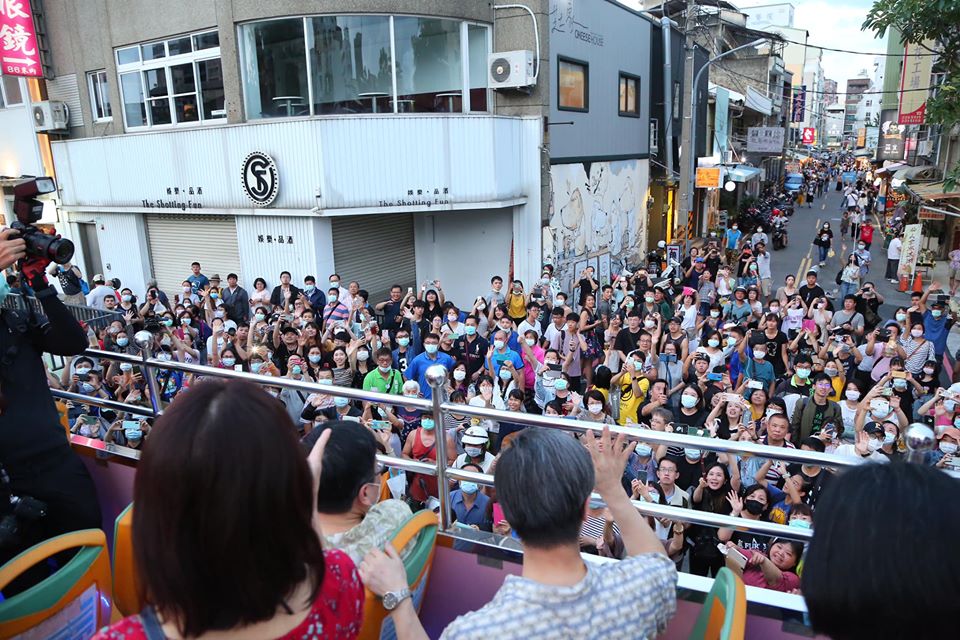 結束第一站奇美博物館的行程後要視察「國華街商圈」的防疫措施,一行人搭乘露天觀光巴士前往 圖:取自台南旅遊粉絲專頁 結束第一站奇美博物館的行程後要視察「國華街商圈」的防疫措施,一行人搭乘露天觀光巴士前往 圖:取自台南旅遊粉絲專頁