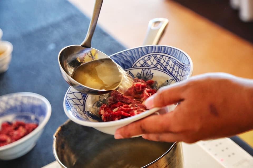 另外還有台南人在地早餐「阿財牛肉湯」,現宰溫體牛,淋上控制溫度的熱湯,只要涮8秒,就是鮮甜的美味 圖:台南市政府/提供 另外還有台南人在地早餐「阿財牛肉湯」,現宰溫體牛,淋上控制溫度的熱湯,只要涮8秒,就是鮮甜的美味 圖:台南市政府/提供