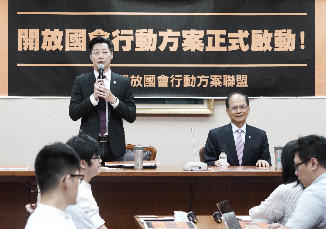 立法院長游錫堃出席由立委林昶佐舉辦的「開放國會行動方案」啟動記者會。 圖:張良一/攝 立法院長游錫堃出席由立委林昶佐舉辦的「開放國會行動方案」啟動記者會。 圖:張良一/攝