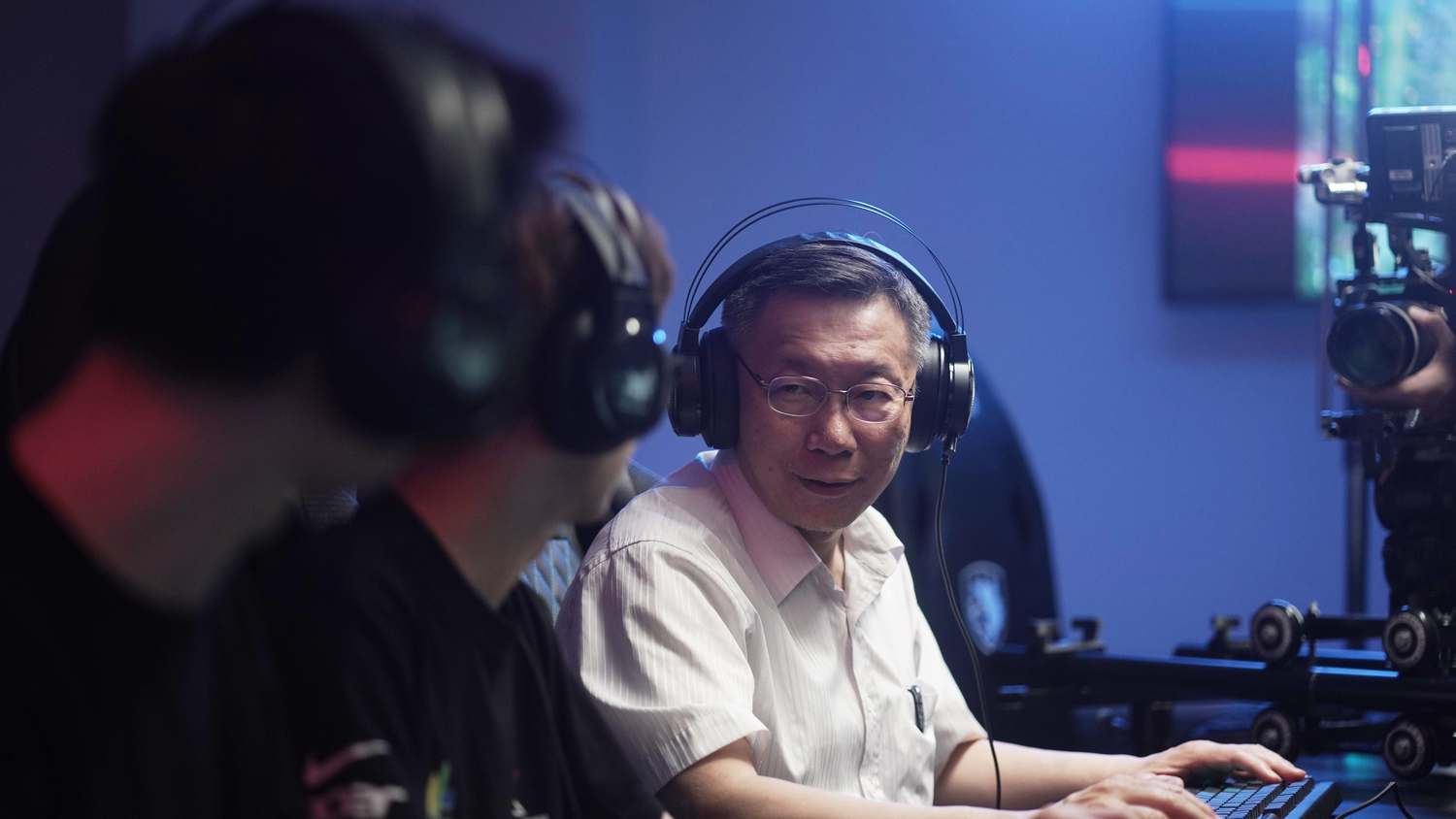 柯文哲與J Team選手一同錄製宣傳短片。 圖:杰藝文創/提供 柯文哲與J Team選手一同錄製宣傳短片。 圖:杰藝文創/提供