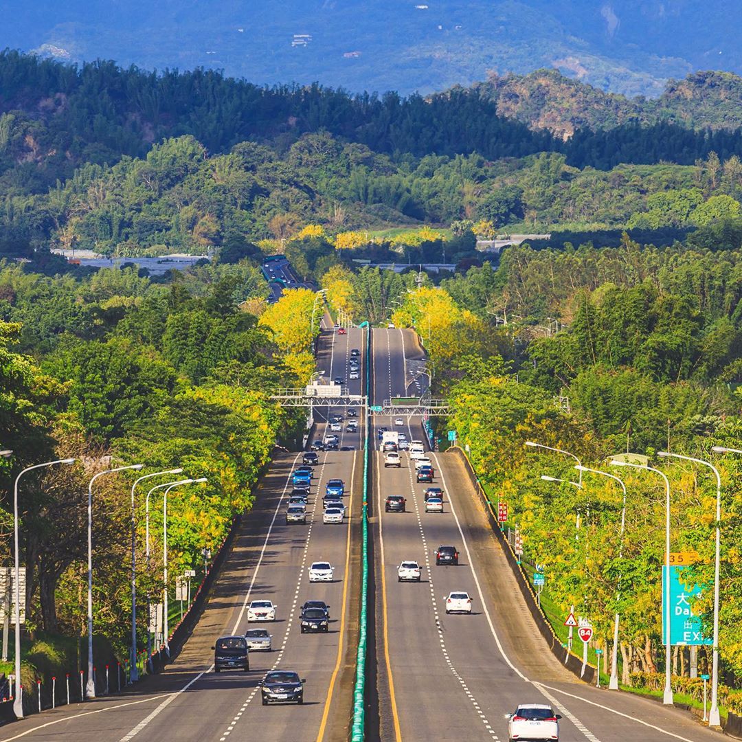 台南大內區台84線路邊有波浪公路的奇特景色。 圖:IG@raymond_lan/攝影授權 台南大內區台84線路邊有波浪公路的奇特景色。 圖:IG@raymond_lan/攝影授權