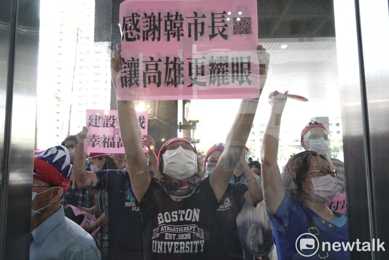 韓國瑜罷免案過門檻,韓粉舉牌感謝韓國瑜。 圖:張良一/攝 韓國瑜罷免案過門檻,韓粉舉牌感謝韓國瑜。 圖:張良一/攝