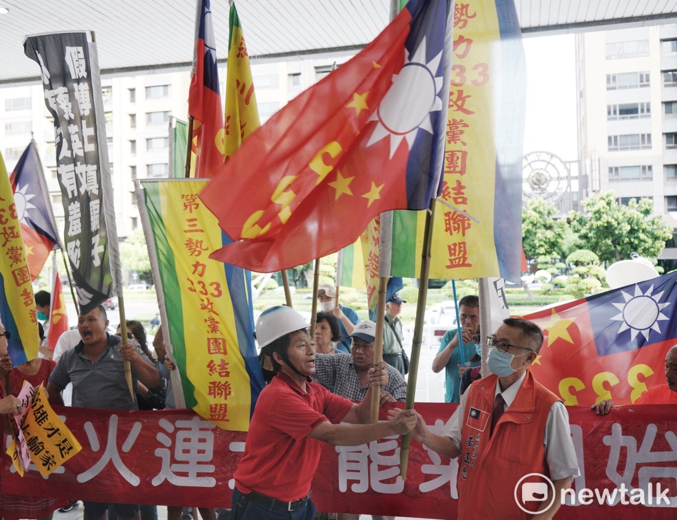韓國瑜罷免案通過門檻,韓國瑜支持者揮舞印著中華民國和中國五星旗的旗幟在高雄市政府外高喊:「罷免蔡英文!」 圖:張良一/攝 韓國瑜罷免案通過門檻,韓國瑜支持者揮舞印著中華民國和中國五星旗的旗幟在高雄市政府外高喊:「罷免蔡英文!」 圖:張良一/攝
