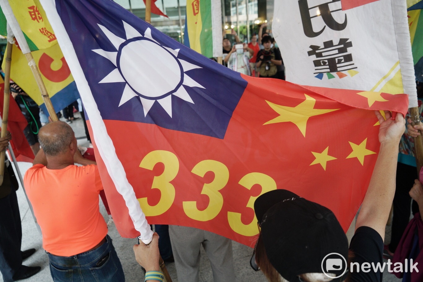 韓國瑜罷免案通過門檻,韓國瑜支持者揮舞印著中華民國和中國五星旗的旗幟在高雄市政府外高喊:「罷免蔡英文!」 圖:張良一/攝 韓國瑜罷免案通過門檻,韓國瑜支持者揮舞印著中華民國和中國五星旗的旗幟在高雄市政府外高喊:「罷免蔡英文!」 圖:張良一/攝