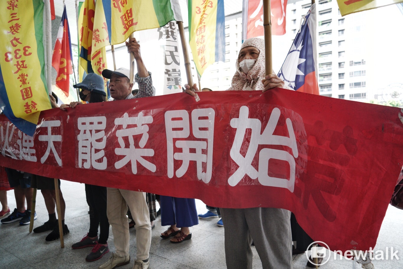 韓國瑜罷免案通過門檻,韓國瑜支持者揮舞印著中華民國和中國五星旗的旗幟在高雄市政府外高喊:「罷免蔡英文!」 圖:張良一/攝 韓國瑜罷免案通過門檻,韓國瑜支持者揮舞印著中華民國和中國五星旗的旗幟在高雄市政府外高喊:「罷免蔡英文!」 圖:張良一/攝