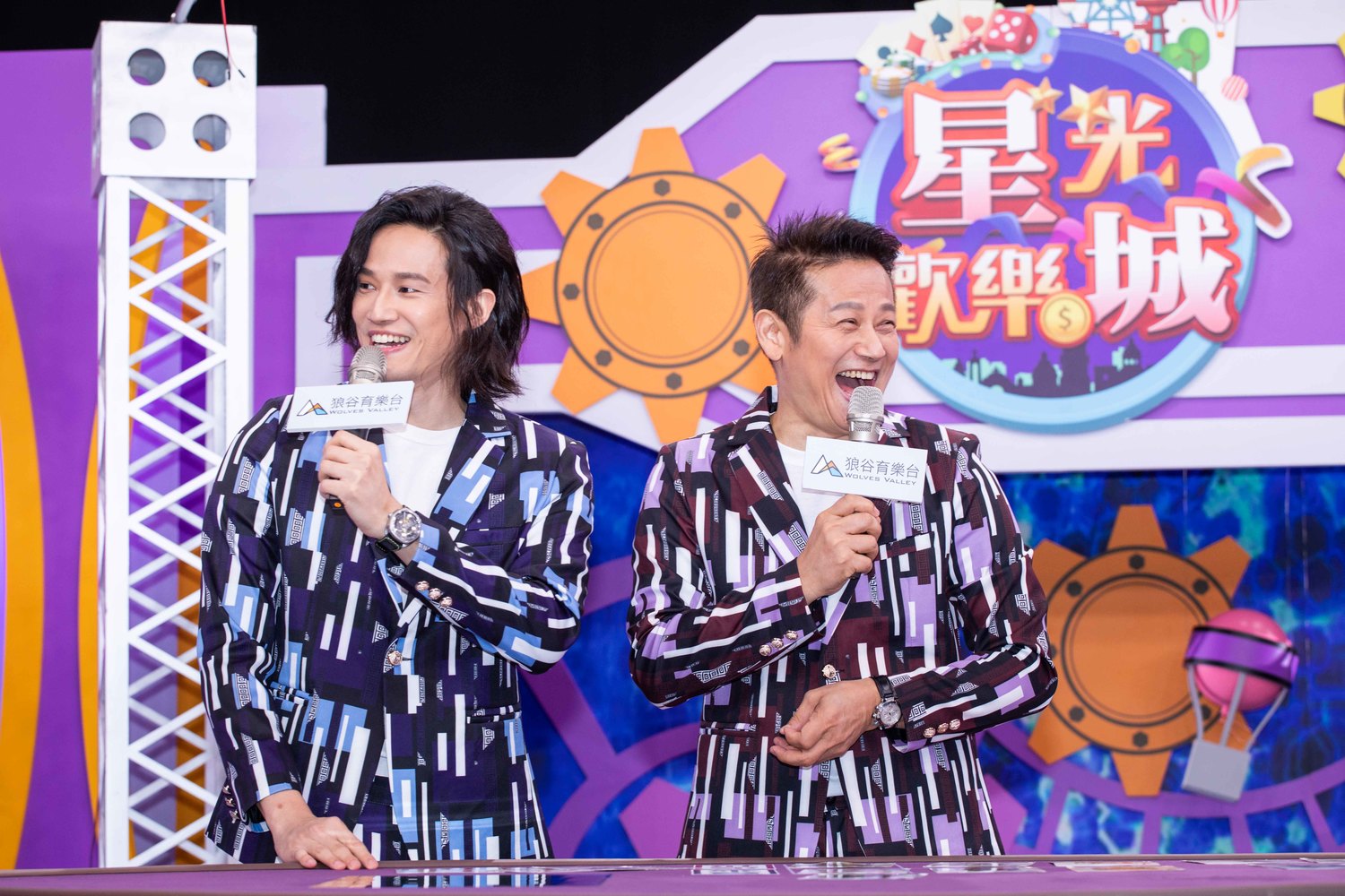 徐乃麟首次跟兒子徐新洋共同主持，臉上滿是驕傲與期待。 圖：狼谷育樂台/提供