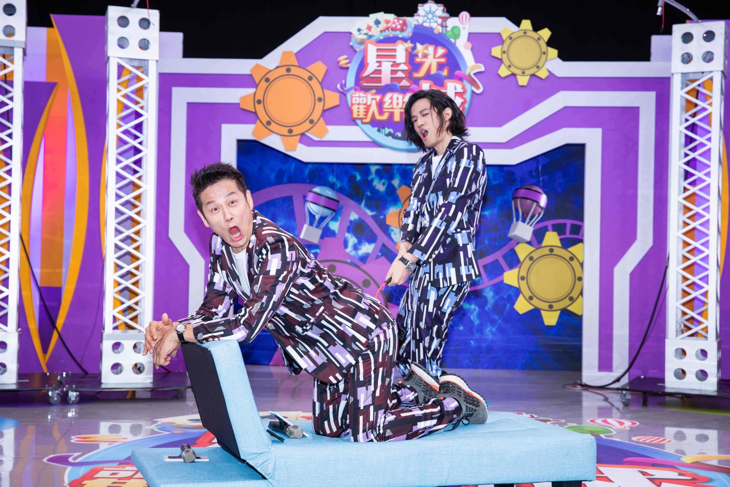 徐新洋用愛的小手打徐乃麟屁股。 圖：狼谷育樂台/提供