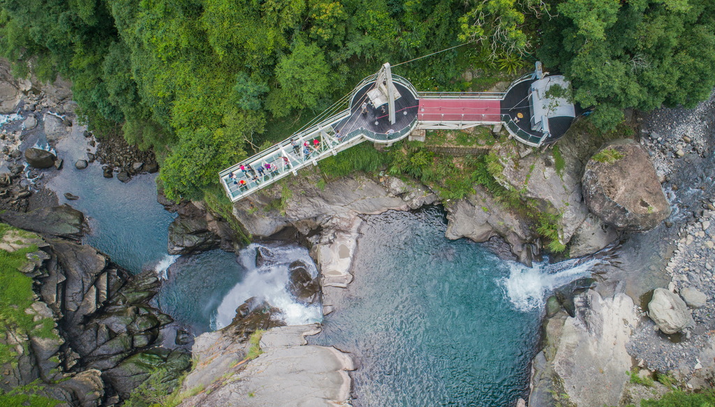 小烏來天空步道凌空伸出11公尺的廊道。 圖:翻攝自桃園觀光導覽網 小烏來天空步道凌空伸出11公尺的廊道。 圖:翻攝自桃園觀光導覽網