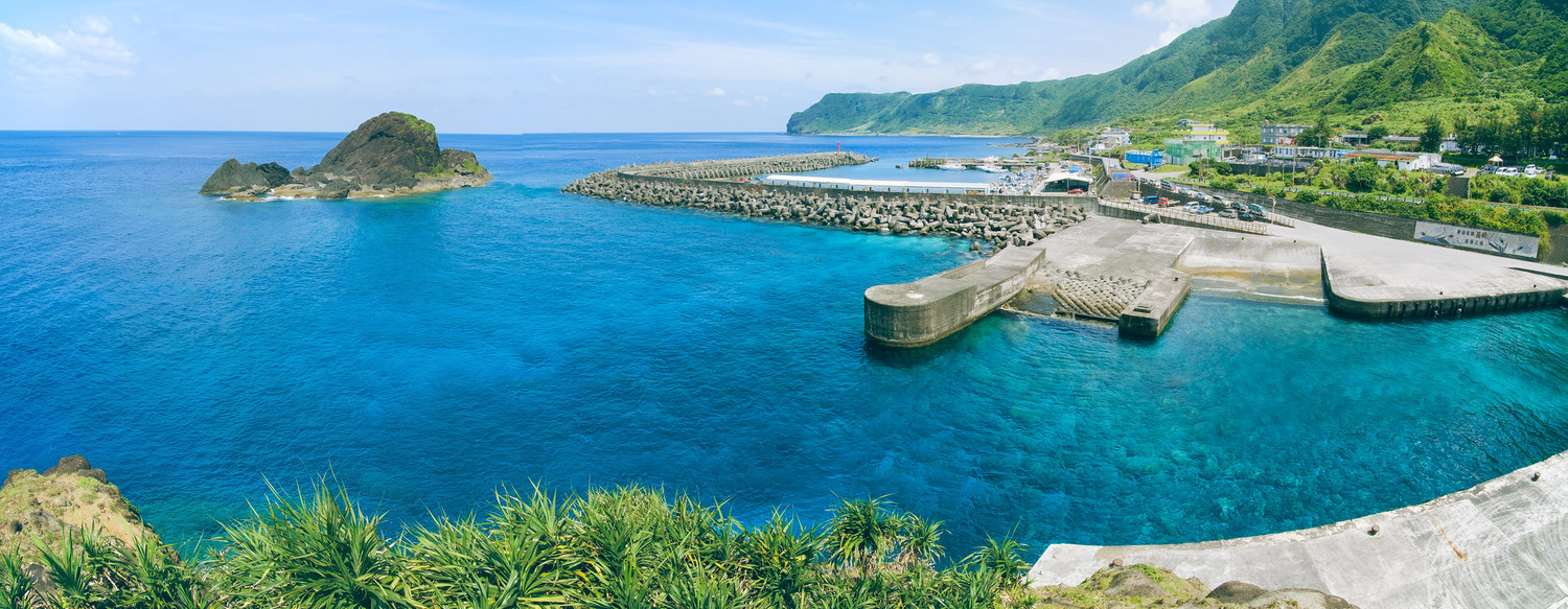 蘭嶼舊燈塔雖然不高,卻有極佳視野,俯瞰開元港的清澈海面。 圖:謝佳真/攝 蘭嶼舊燈塔雖然不高,卻有極佳視野,俯瞰開元港的清澈海面。 圖:謝佳真/攝