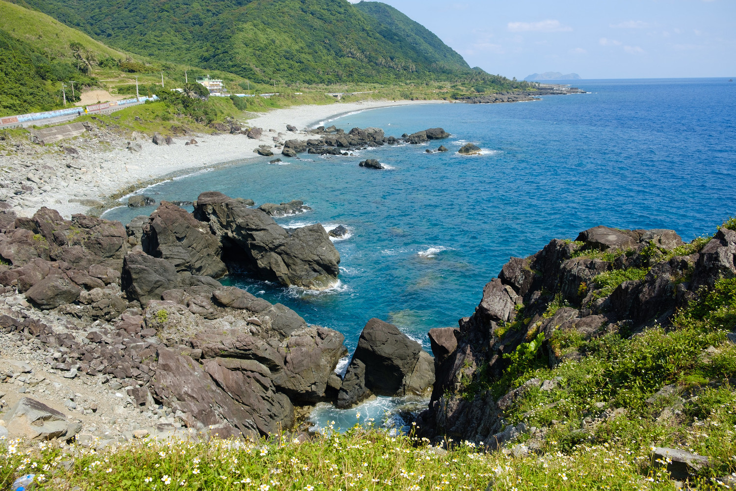 虎頭坡白天俯瞰蜜月灣,夕陽時可欣賞饅頭岩日落。 圖:謝佳真/攝 虎頭坡白天俯瞰蜜月灣,夕陽時可欣賞饅頭岩日落。 圖:謝佳真/攝