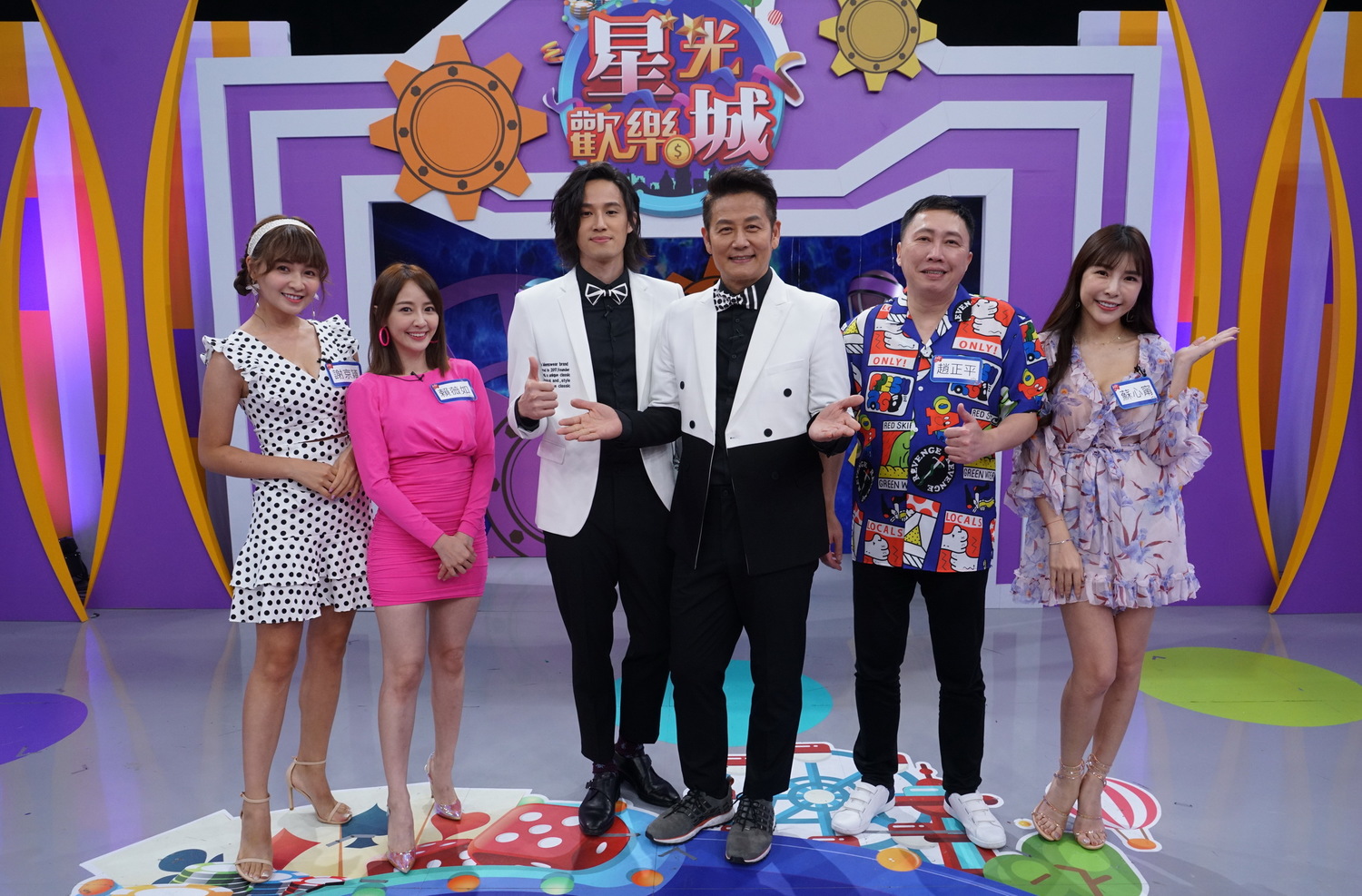 《星光歡樂城》本集合照。左起:謝京穎、賴薇如、徐新洋、徐乃麟、趙正平、蘇心甯。 圖:狼谷育樂台提供 《星光歡樂城》本集合照。左起:謝京穎、賴薇如、徐新洋、徐乃麟、趙正平、蘇心甯。 圖:狼谷育樂台提供