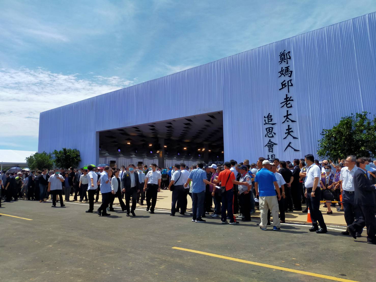 現在仍處於防疫期間,進入會場都要量體溫、戴口罩和酒精消毒。家屬也租下近10台熱顯像儀,加快進場速度,但排隊人潮仍不間斷。 圖:林昀真/攝 現在仍處於防疫期間,進入會場都要量體溫、戴口罩和酒精消毒。家屬也租下近10台熱顯像儀,加快進場速度,但排隊人潮仍不間斷。 圖:林昀真/攝