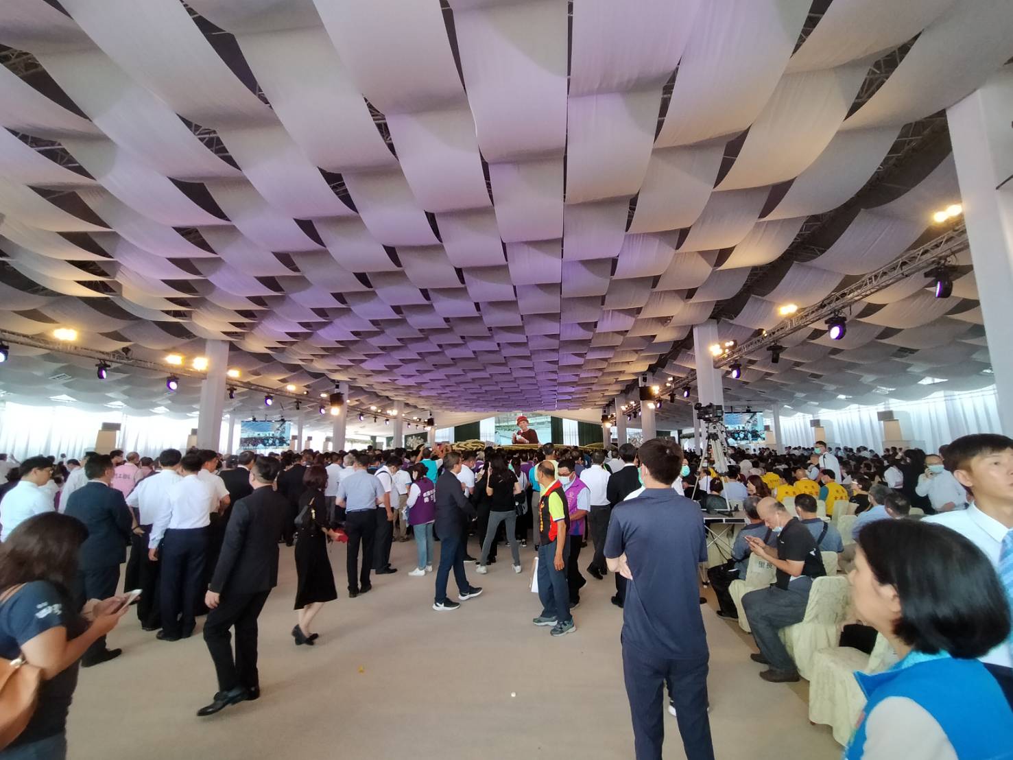 現場湧入各地前來致哀的政要、團體與地方人士,估有8千多個團體、超過2萬人參與。 圖:林昀真/攝 現場湧入各地前來致哀的政要、團體與地方人士,估有8千多個團體、超過2萬人參與。 圖:林昀真/攝