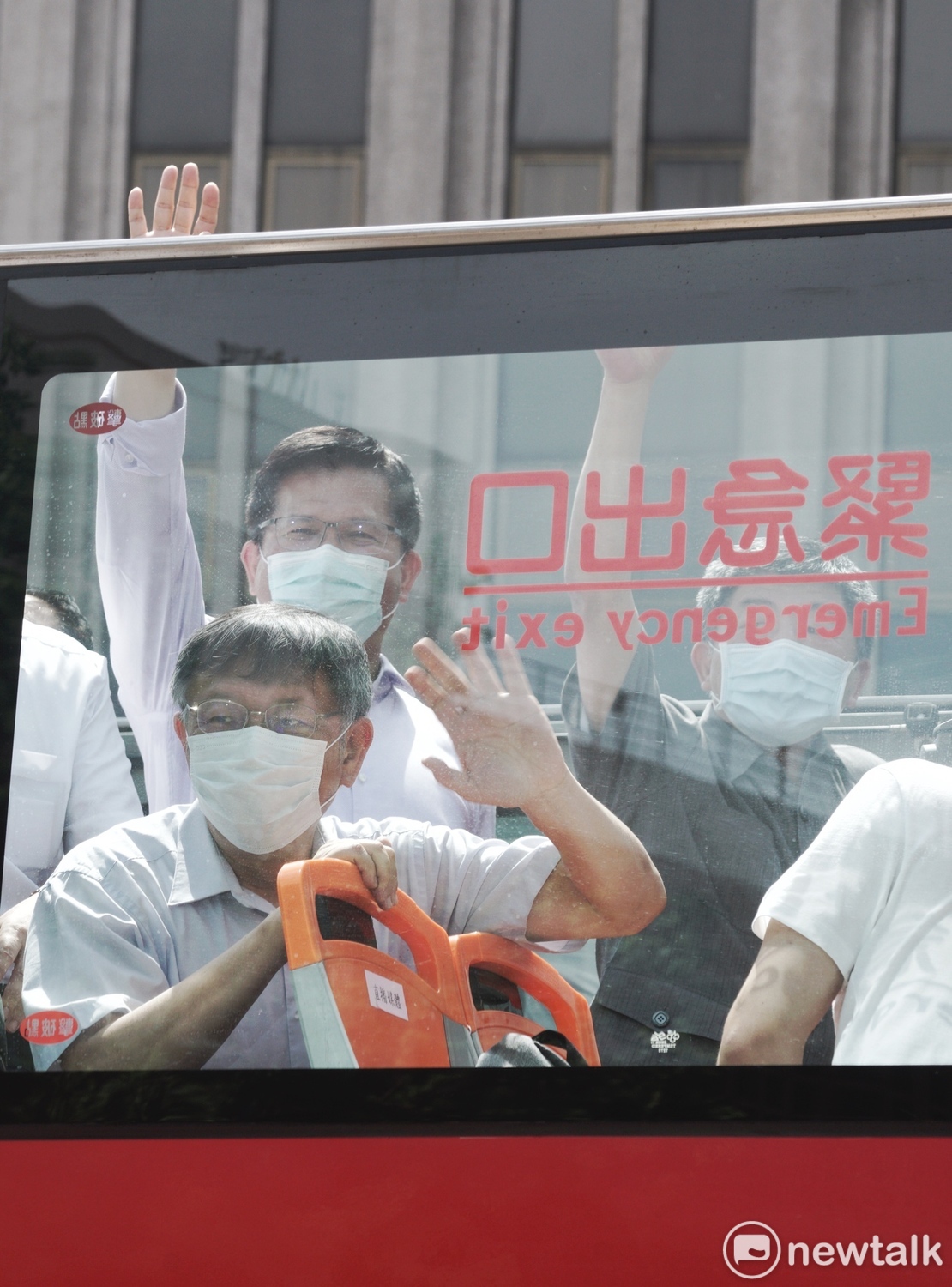 交通部長林佳龍、衛福部長陳時中和台北市長柯文哲搭乘台北雙層觀光巴士遊台北。 圖:張良一/攝 交通部長林佳龍、衛福部長陳時中和台北市長柯文哲搭乘台北雙層觀光巴士遊台北。 圖:張良一/攝