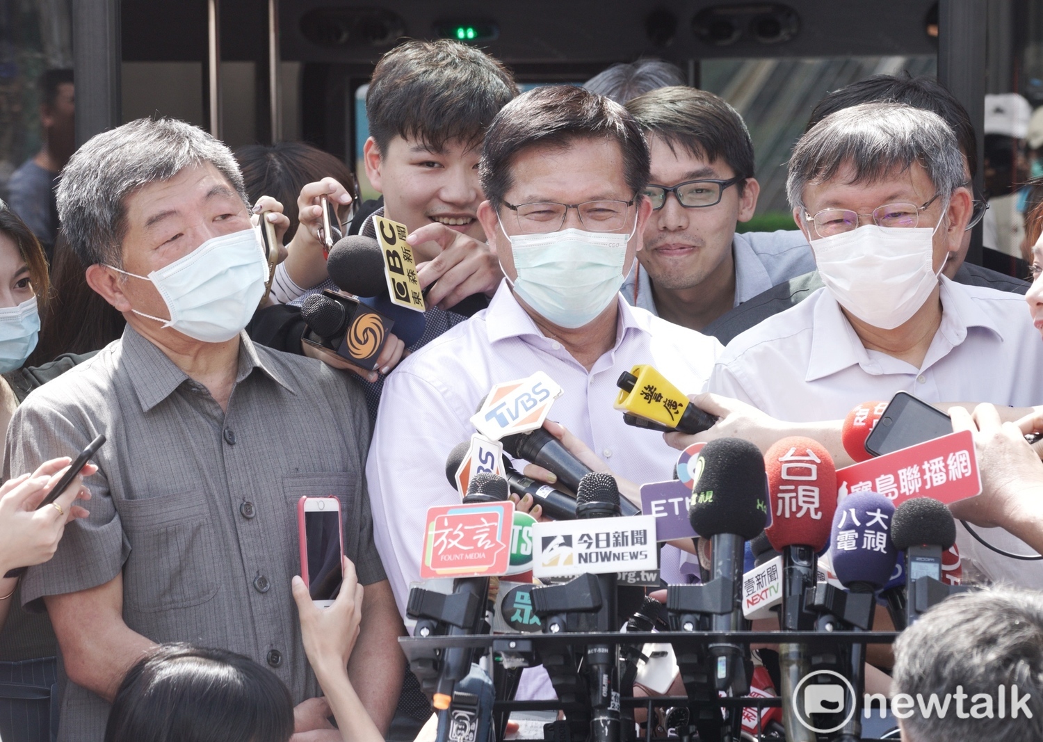 交通部長林佳龍、衛福部長陳時中和台北市長柯文哲搭乘台北雙層觀光巴士遊台北。 圖:張良一 / 攝 交通部長林佳龍、衛福部長陳時中和台北市長柯文哲搭乘台北雙層觀光巴士遊台北。 圖:張良一 / 攝