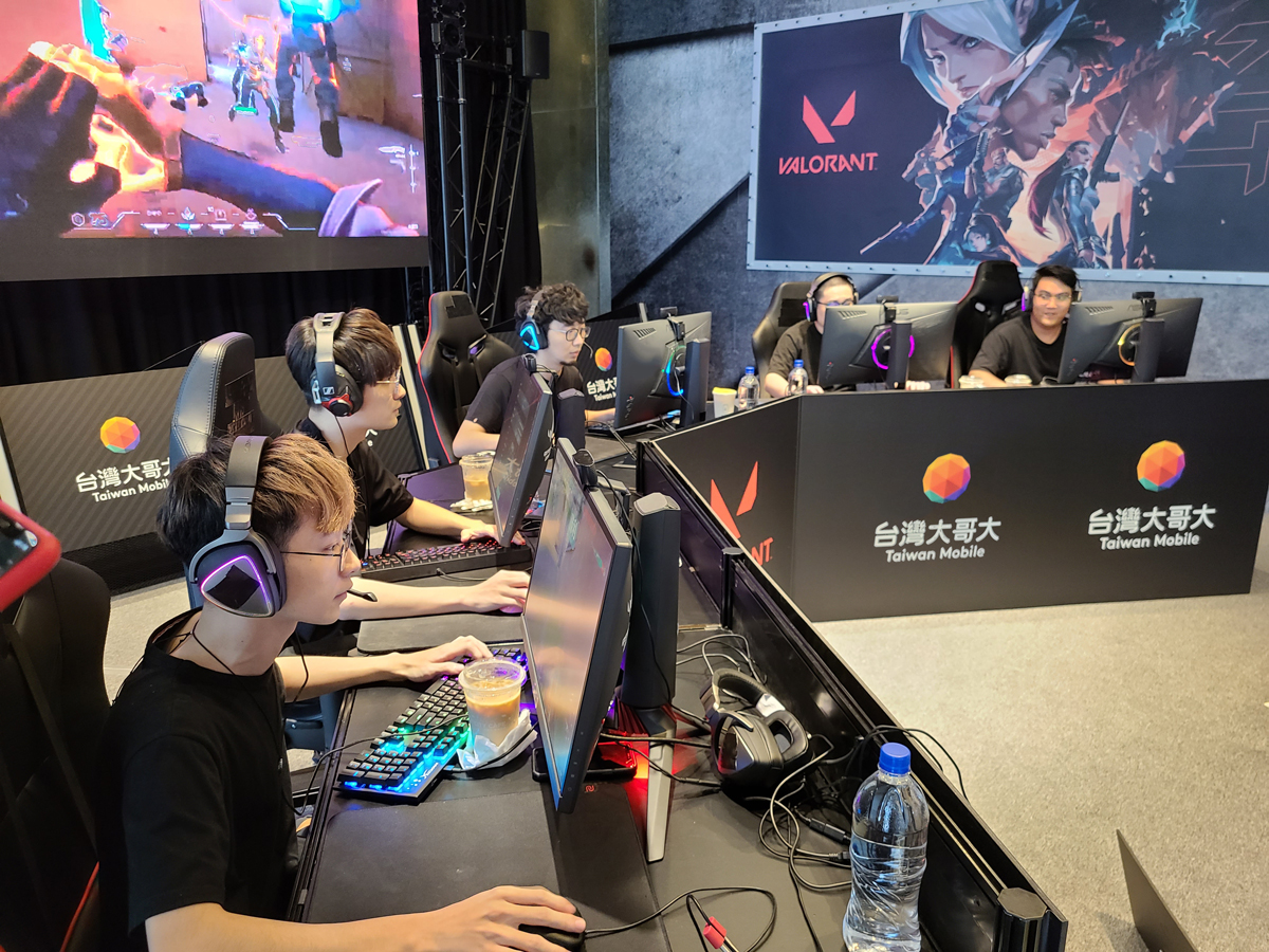 《VALORANT特戰英豪》東南亞邀請賽成員,由左至右為:HeHe、Zonda、Xargon、Kmomo、Crazyface。 圖:台灣大哥大/提供 《VALORANT特戰英豪》東南亞邀請賽成員,由左至右為:HeHe、Zonda、Xargon、Kmomo、Crazyface。 圖:台灣大哥大/提供