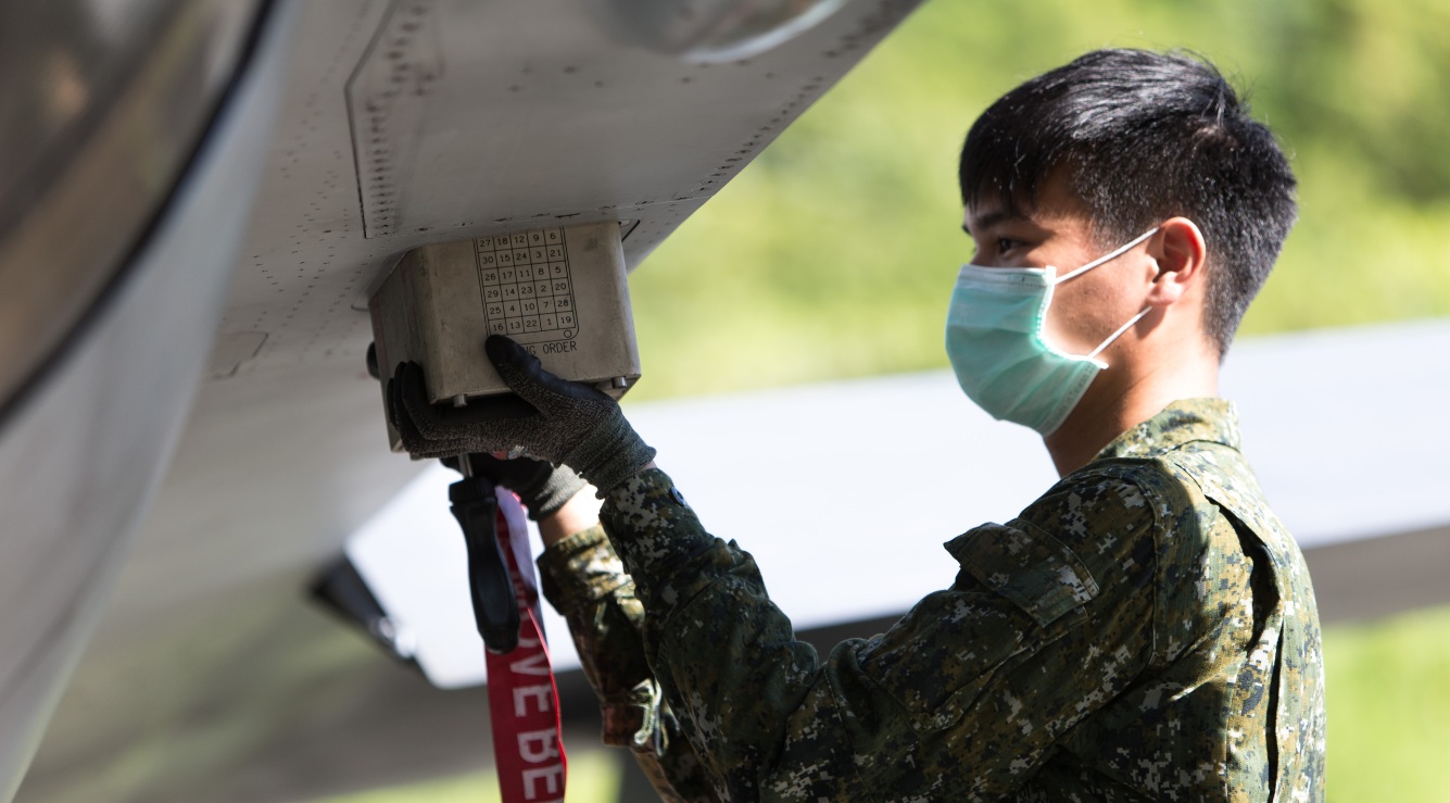 地勤人員進行空軍各型飛機檢查作業。 圖:軍聞社提供 地勤人員進行空軍各型飛機檢查作業。 圖:軍聞社提供