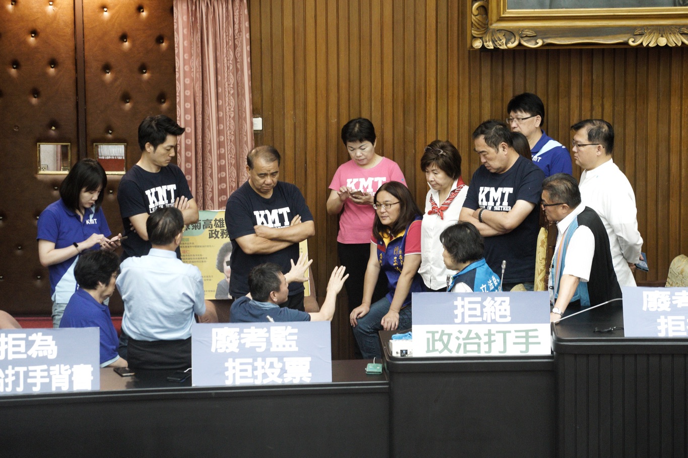 國民黨立委為杯葛監察院長被提名人陳菊等人的人事案,今持續佔領議場主席台,並一度聚集進行接下來行動的沙盤推演。 圖:張良一/攝 國民黨立委為杯葛監察院長被提名人陳菊等人的人事案,今持續佔領議場主席台,並一度聚集進行接下來行動的沙盤推演。 圖:張良一/攝
