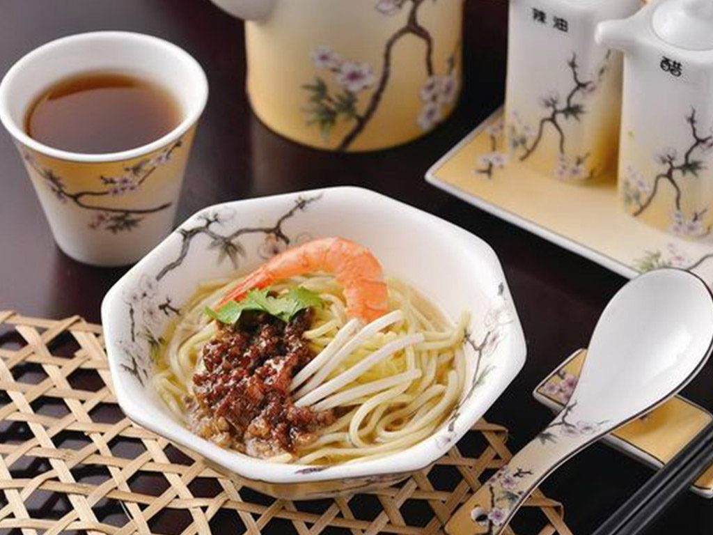 擔仔麺重現早期台南人用「擔子」挑著麵攤沿街叫賣、矮爐、矮灶、坐在小竹凳上的傳統記憶。 圖:翻攝自台南旅遊網 擔仔麺重現早期台南人用「擔子」挑著麵攤沿街叫賣、矮爐、矮灶、坐在小竹凳上的傳統記憶。 圖:翻攝自台南旅遊網