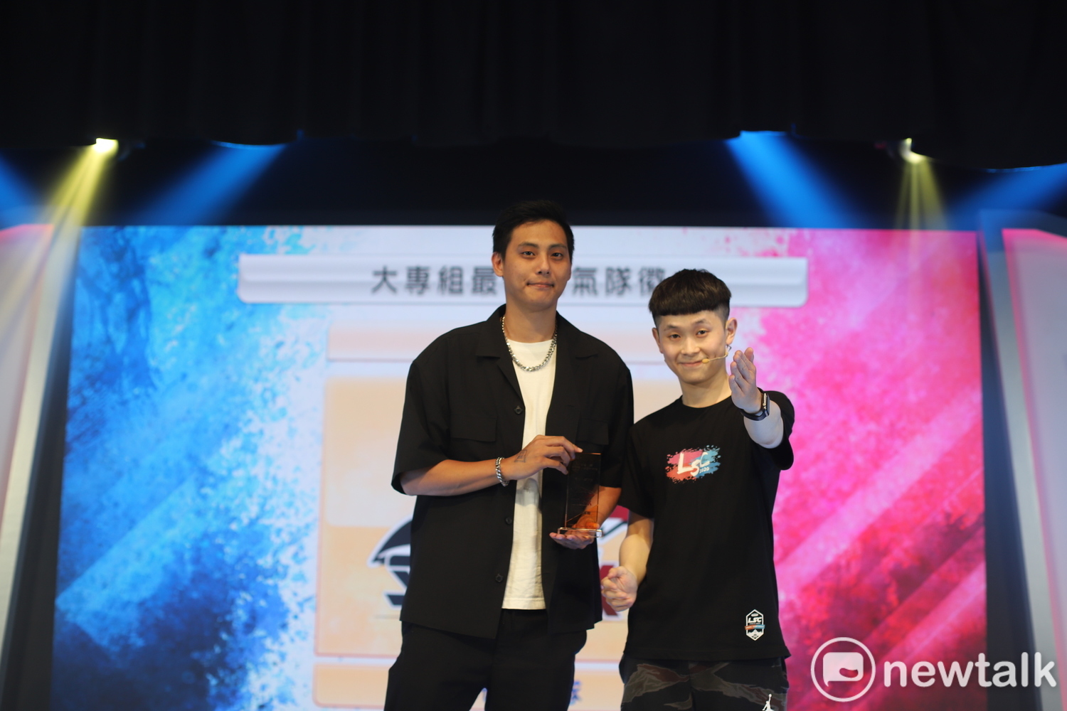 僑光黑鯊隊獲頒大專院校組最佳人氣隊徽。 圖：蔡幸秀／攝