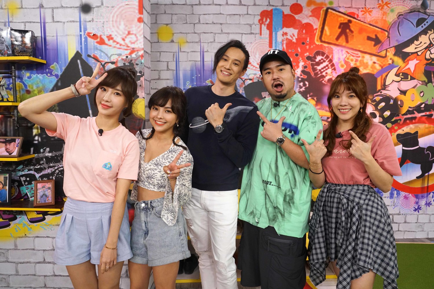 《Game什麼東西》本集大合照。左起:陳瑀希、徐凱希、徐新洋、阿達、小優。 圖:狼谷育樂台/提供 《Game什麼東西》本集大合照。左起:陳瑀希、徐凱希、徐新洋、阿達、小優。 圖:狼谷育樂台/提供