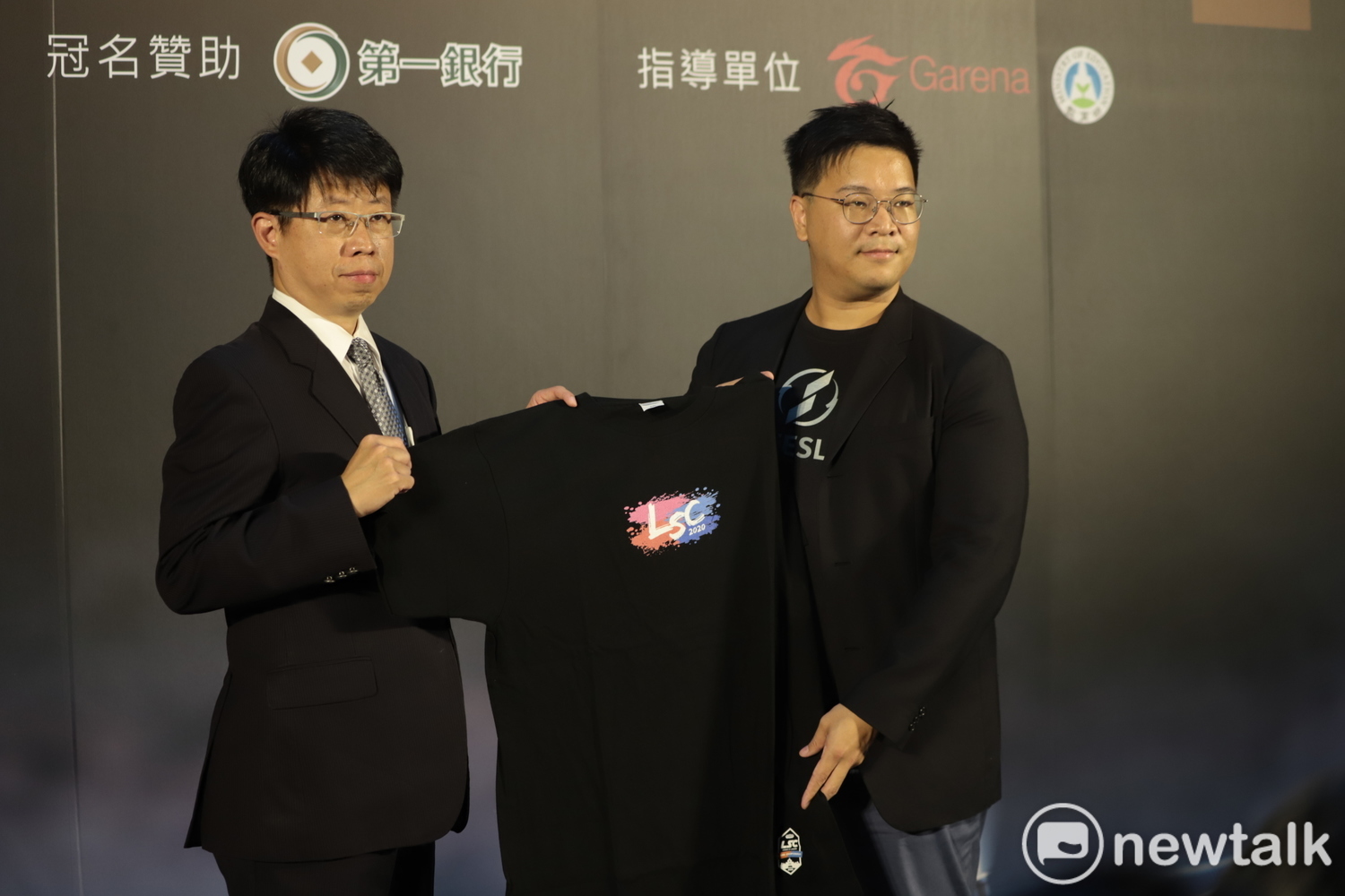 第一銀行副總經理劉培文與TESL執行長白瑞元交接隊服,象徵第一銀行加入LSC大家庭。 圖:簡育詮/攝 第一銀行副總經理劉培文與TESL執行長白瑞元交接隊服,象徵第一銀行加入LSC大家庭。 圖:簡育詮/攝