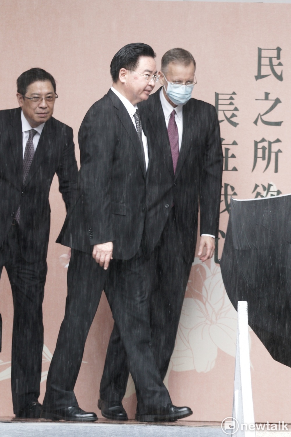 外交部長吳釗燮、美國在台協會台北辦事處處長酈英傑前往台北賓館弔唁前總統李登輝。 圖:張良一 / 攝 外交部長吳釗燮、美國在台協會台北辦事處處長酈英傑前往台北賓館弔唁前總統李登輝。 圖:張良一 / 攝