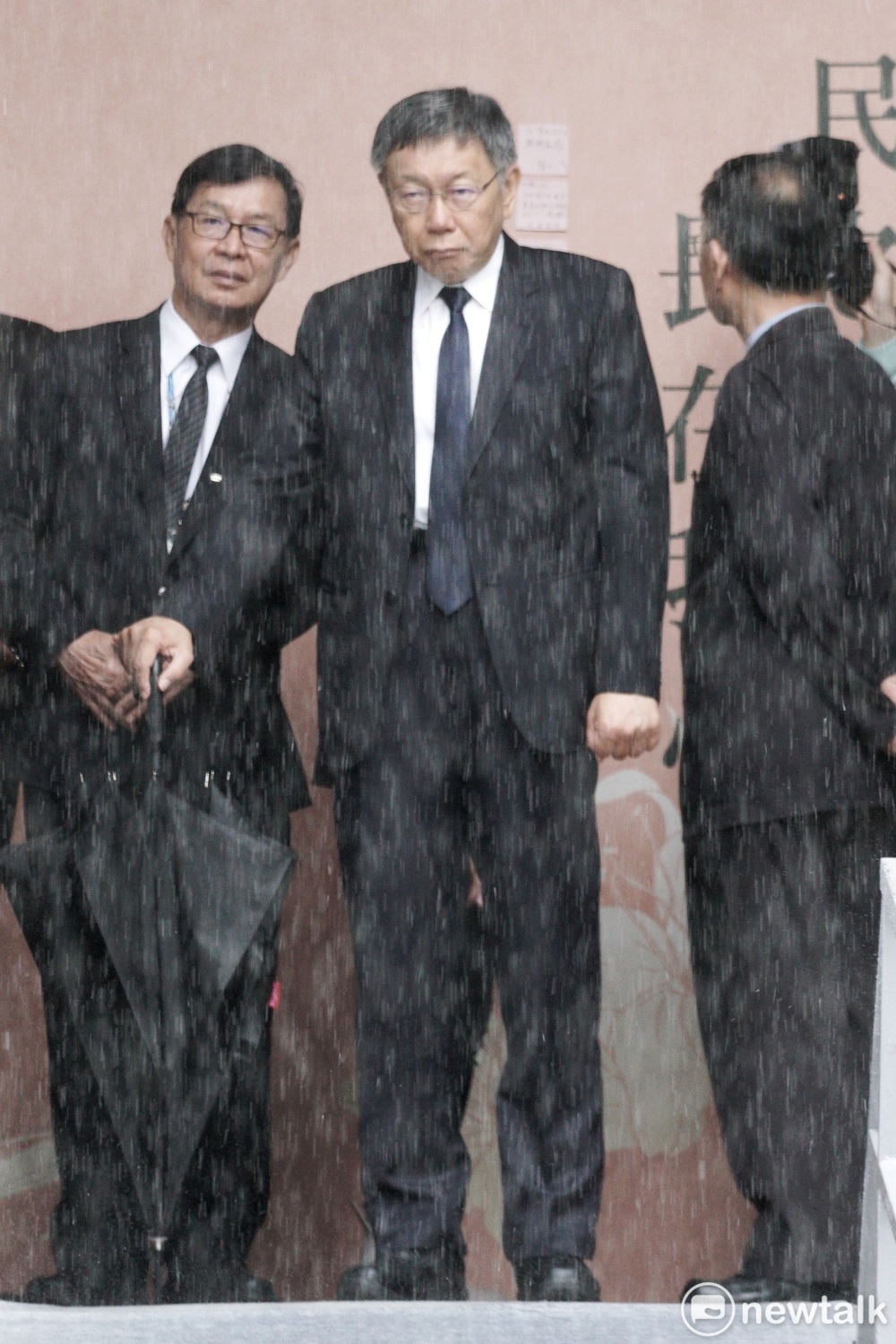 台北市長柯文哲前往台北賓館弔唁前總統李登輝。 圖:張良一 / 攝 台北市長柯文哲前往台北賓館弔唁前總統李登輝。 圖:張良一 / 攝