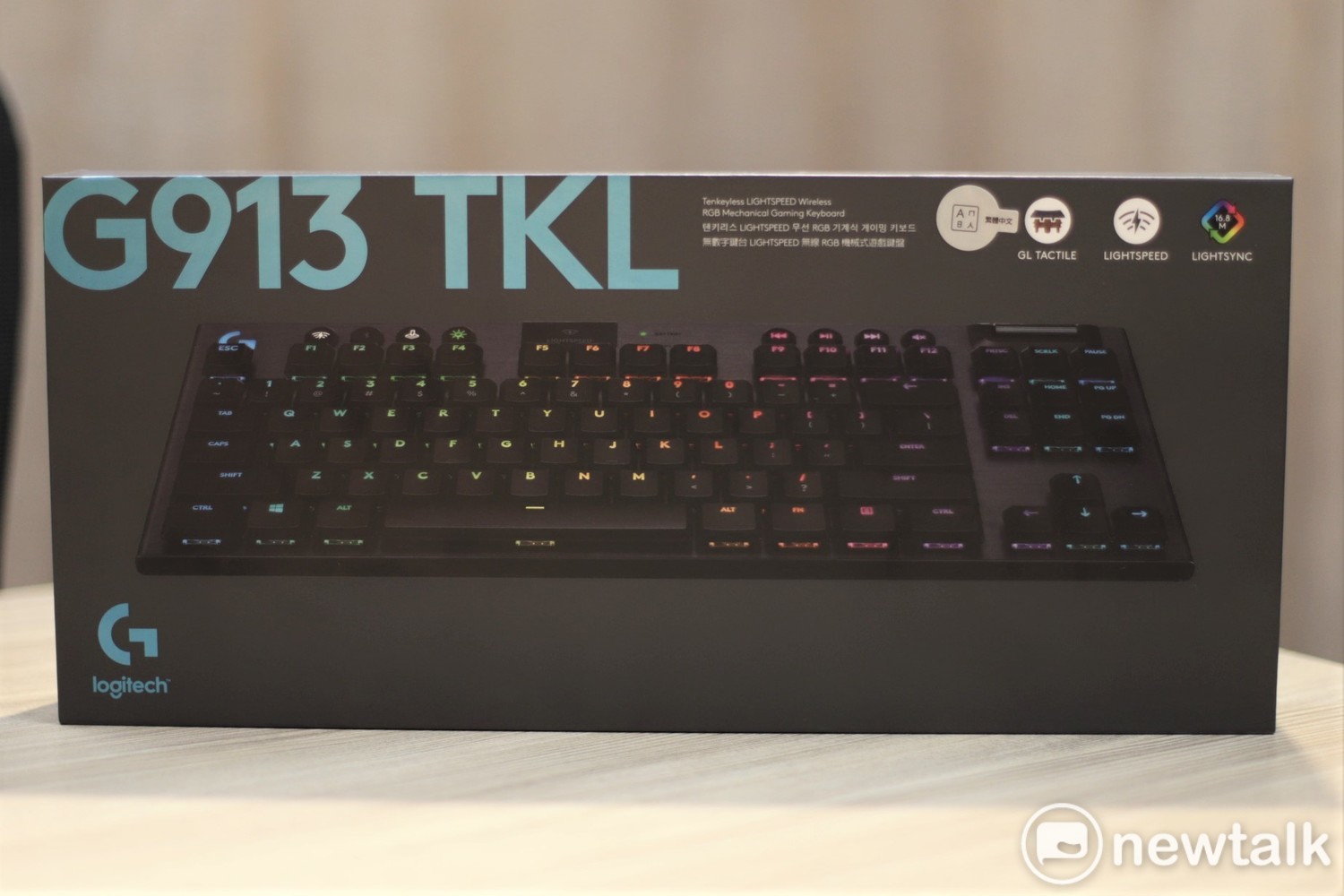 G913 TKL的包裝簡潔。 圖:簡育詮/攝 G913 TKL的包裝簡潔。 圖:簡育詮/攝