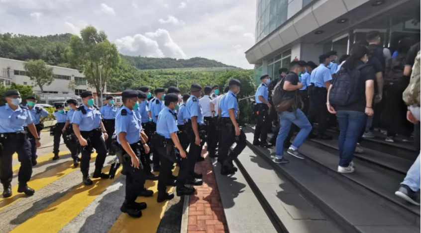 港警進入壹傳媒大樓搜查。 圖:翻攝自央視 港警進入壹傳媒大樓搜查。 圖:翻攝自央視