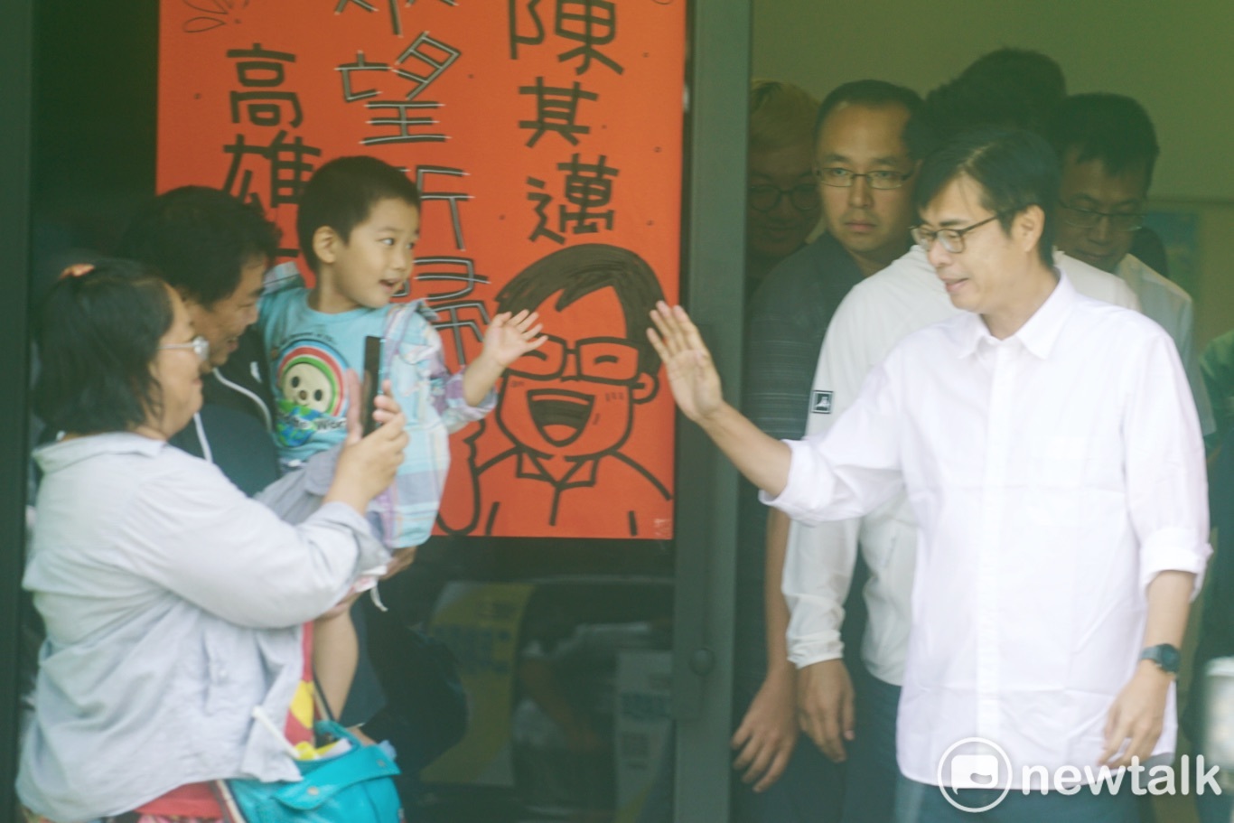 高雄市長當選人陳其邁上午在左營、楠梓、鼓山、鹽埕等地,向選民謝票。 圖:張良一/攝 高雄市長當選人陳其邁上午在左營、楠梓、鼓山、鹽埕等地,向選民謝票。 圖:張良一/攝