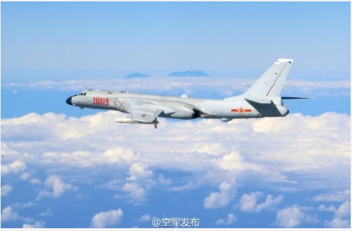 2016年12月，共軍聲稱解放軍戰機飛到玉山附近，並拍照為證。遭台灣國防部否認，指稱係合成圖。 圖 : 翻攝自微信